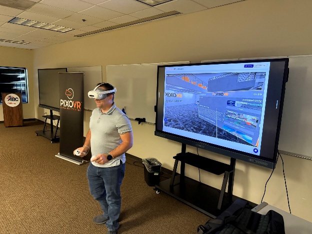 Aula de formación con realidad virtual y pantalla de seguimiento